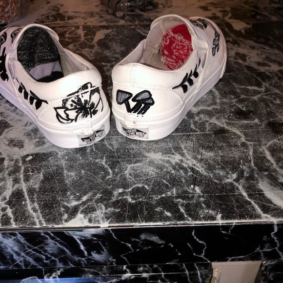 Hand painted black and white flower vans - Picture 5 of 5